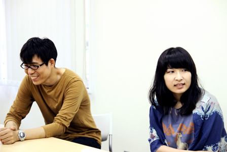 左から：岸田佳也、ユミコ