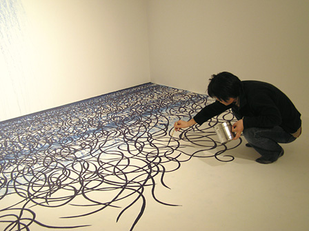 『海の壁－生成する庭』制作風景（横浜美術館、2006年） ©Takashi Ishida