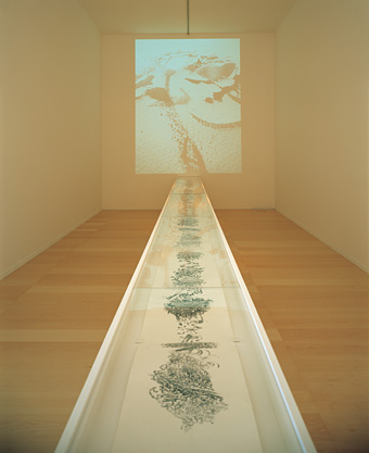 『海坂の絵巻』2007年、ビデオインスタレーション（横須賀美術館での展示風景、2007年） ©Takashi Ishida