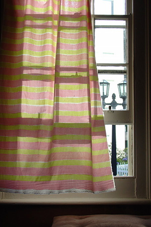 LEE Kit『Hand-painted cloth as window curtain, Wellington.』2007年