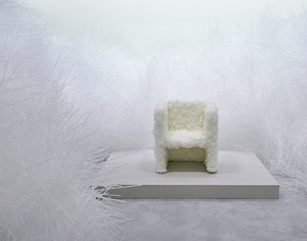 『VENUS-Natural crystal chair』（2008）/ 佐賀県立美術館『吉岡徳仁展―トルネード』展示風景