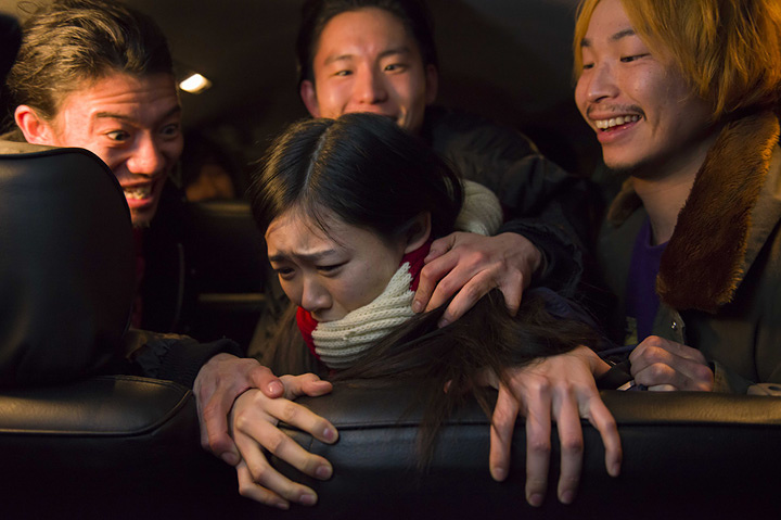 集団暴行画像 中国の「女性を集団暴行」事件が日本でアクセスランキング1位に ...