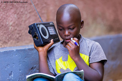 小学校が休校になり、ラジオ番組を通じて自宅で勉強する11歳の男の子。（ルワンダ、2020年4月9日撮影） © UNICEF_UNI319836_Kanobana