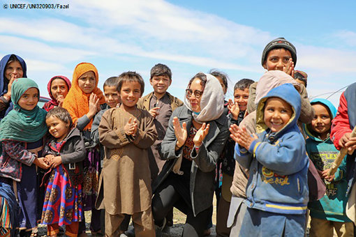 マザーリシャリーフのHazrat Bilal国内避難民キャンプに滞在する子どもたち。（アフガニスタン、2020年4月15日撮影） © UNICEF_UNI320903_Fazel