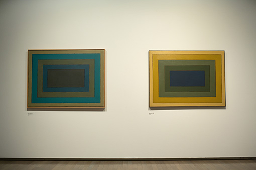 左：『Work B.183』1958年　油彩・キャンバス　97×130.3cm　協力：ギャラリー米津　右：『Work B.169』1958年　油彩・キャンバス　97×130.4cm　千葉市美術館蔵