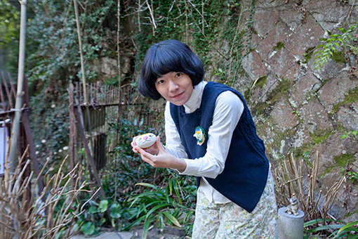 尾道市のアーティスト、園山春二が丸い石に描く「福石猫」