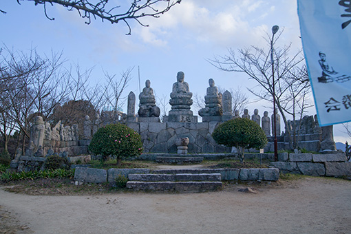 尾道石工のプロの技による釈迦三尊像。十大弟子と十六羅漢像が両脇に並ぶ