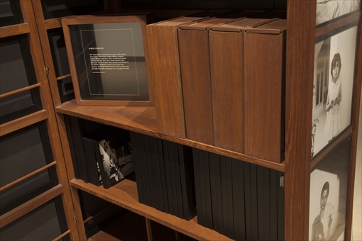 『リトル・レディース・ミュージアム－1961年から現在まで』（2013年） 移動式美術館の内部は収蔵庫として写真をストックできるようになっている