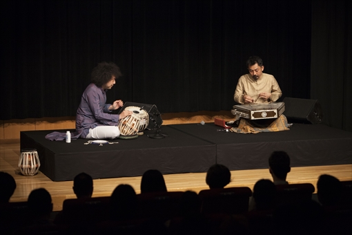 U-zhaanとサントゥール奏者の新井孝弘による「インド古典音楽ライブ」の様子