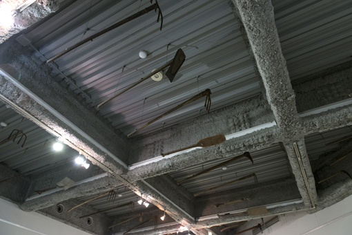 まつだい「農舞台」の天井には実際に使われていた農具が吊るされている。雪深い地域ならではの独特なものも