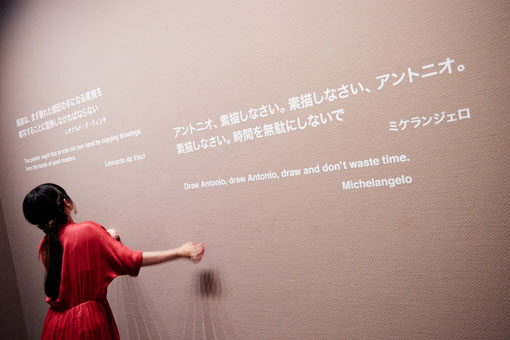 展示壁面にはミケランジェロとレオナルド・ダ・ヴィンチの弟子への教えも掲げられている