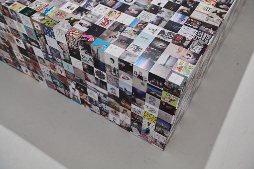 「Photo」エリアに置かれたベンチは、公募された無数の画像で覆われた