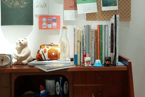 机の棚には、富士山の小物や招き猫に並んで、たまちゃんと作った瓶詰めのタイムカプセルが置かれていた