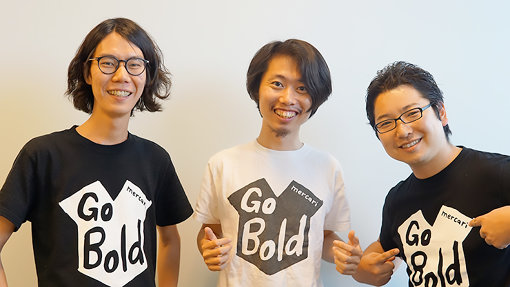 「Go Bold」Tシャツを着用するメンバー