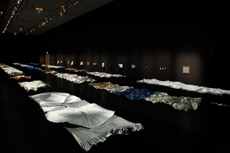 第一部は繊維の「自己組織化」をテーマにした展示室 『新井淳一の布 伝統と創生』会場風景　撮影：木奥惠三