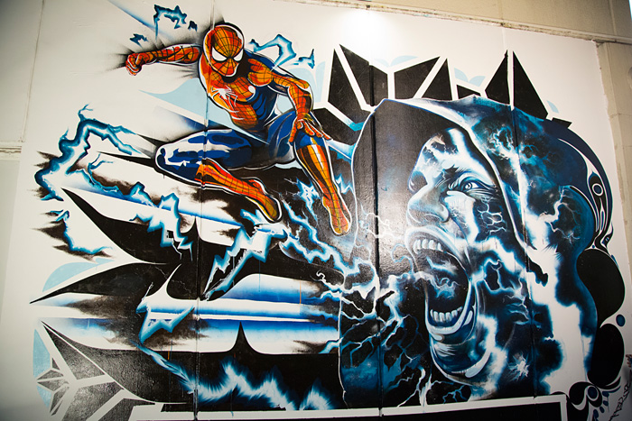 ライブペイントデュオ Doppelが渋谷の壁に描いたスパイダーマンと 敵役超人の苦悩 Cinra