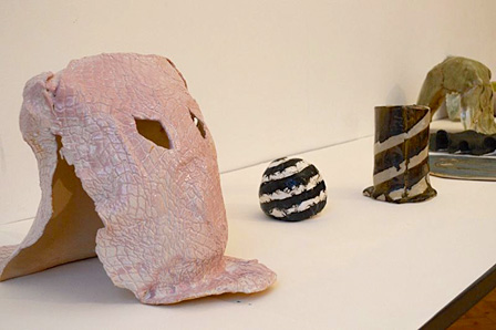 キャロライン・アシャントルのハンドバッグをモチーフにした作品（カムデン・アーツ・センターでのオープンスタジオにて）　2014年