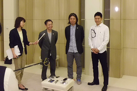 写真2人目左から：野田秀樹、日比野克彦、名和晃平