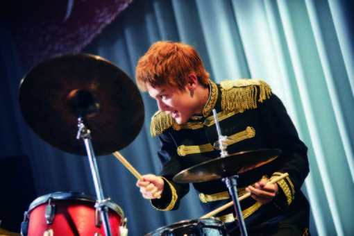 ドラムをプレイする千太郎/ ©2018 映画「坂道のアポロン」製作委員会 ©2008 小玉ユキ／小学館